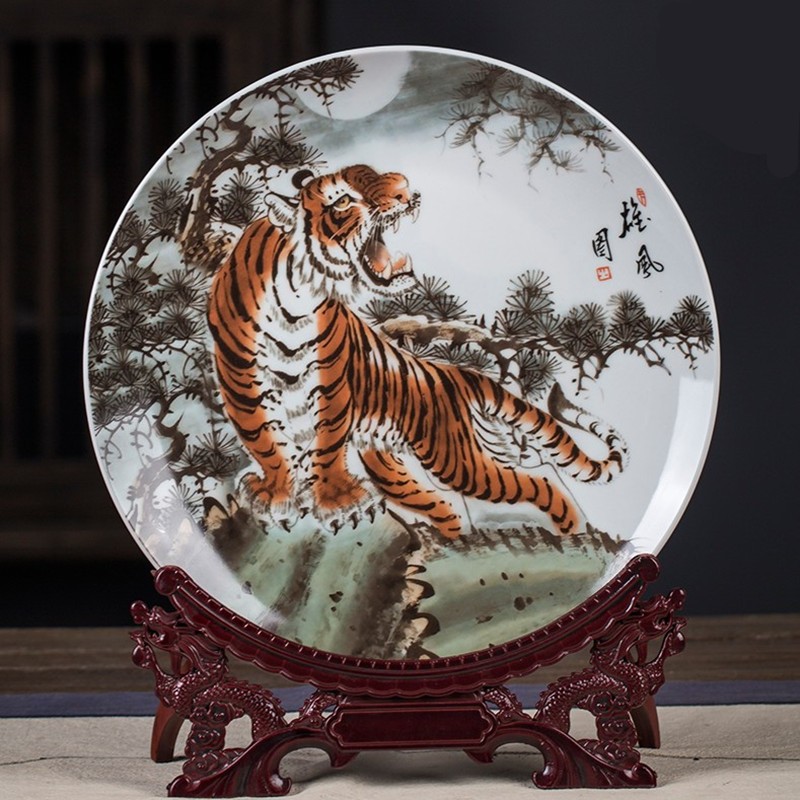 瑾睿茗瓷景德镇陶瓷器雄风图老虎瓷盘摆件新中式家居客厅装饰盘艺术品