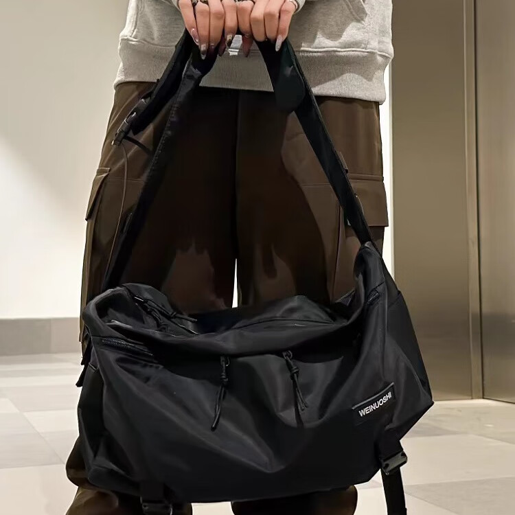 日系大容量斜挎包男运动健身包潮工装机能邮差包单肩背包 黑色大号