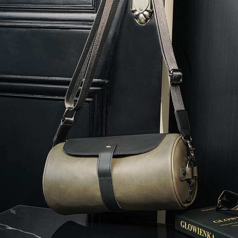 潮男时尚单肩包个性圆筒包潮牌斜挎包情侣小包翻盖男士小包 黑配绿