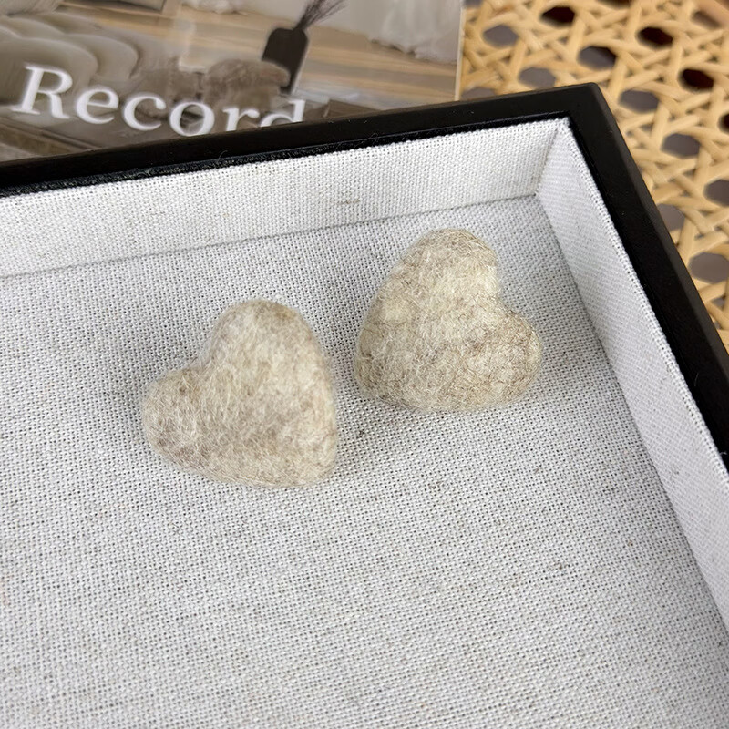 巴克乐乐秋冬毛绒羊粘毛爱心耳钉新款2023气质耳环时尚感小众设计耳饰