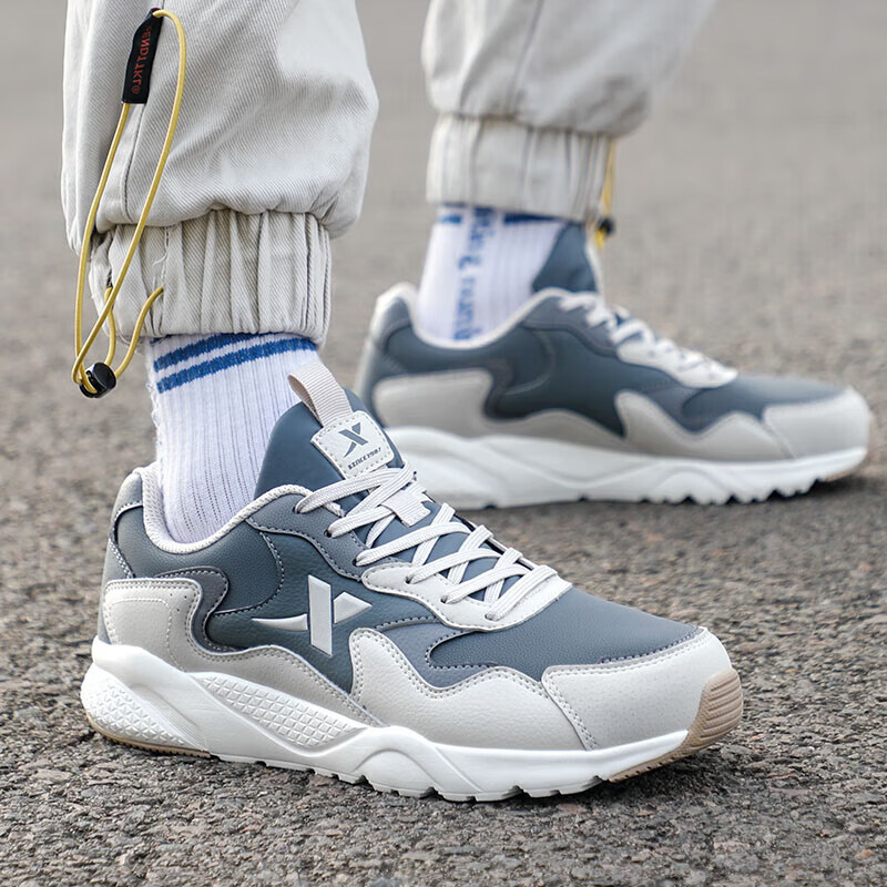 特步运动鞋男鞋秋季青少年轻便软底耐脏透气防水时尚休闲鞋防滑 灰色 【皮面防水-店长力荐】 42