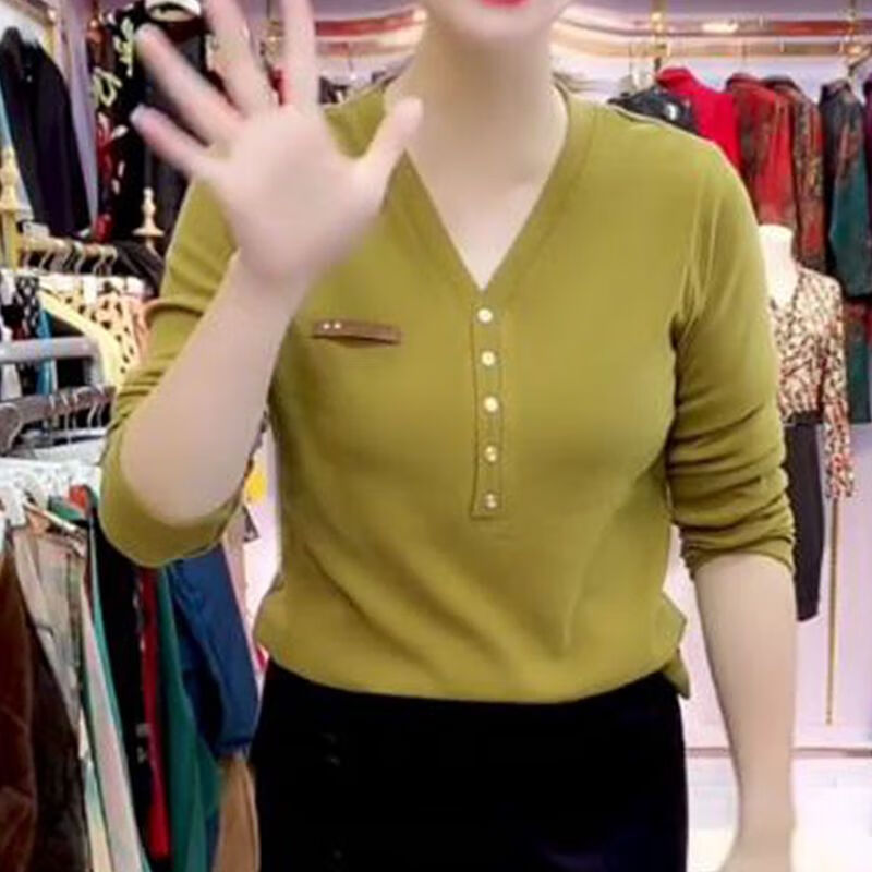 50岁左右女人穿的秋冬款衣服中年妈妈女装v领纯色长袖t恤春秋新款 黄