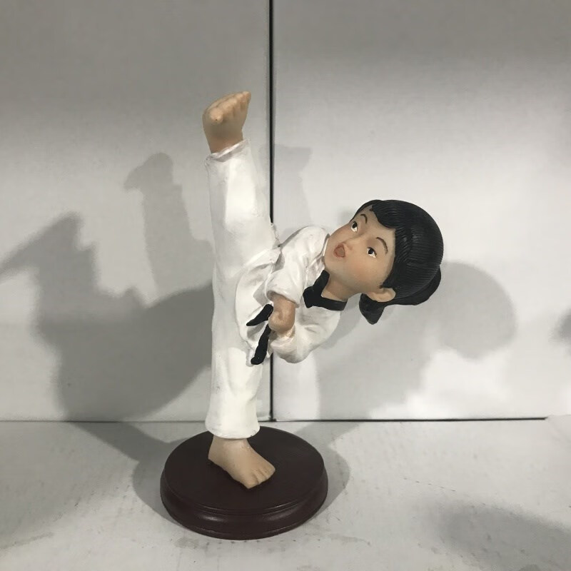 武术摆件 树脂工艺品小跆拳道人物模型女侧踢腿武术装饰创意摆件送礼