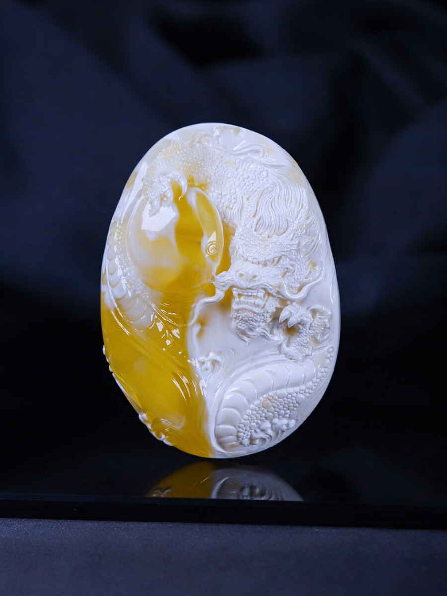 (woyun)珠宝金白巧雕蜜蜡龙牌吊坠天然精品俄料琥珀白蜡挂件大师雕刻