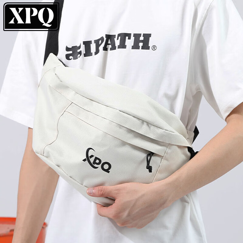 XPQ斜挎包男潮牌简约单肩包挎包休闲胸包潮流外出大容量包 米白色
