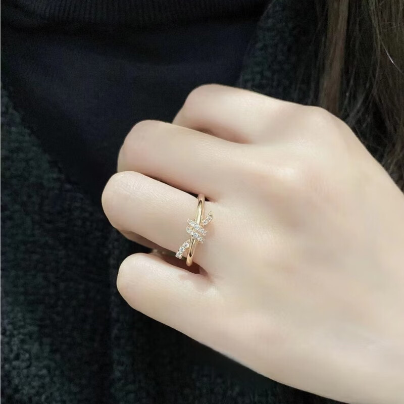 黄金钻戒哪个牌子好？2025年新款推荐，这5款设计独特、性价比高，让你的闪耀瞬间尽显奢华