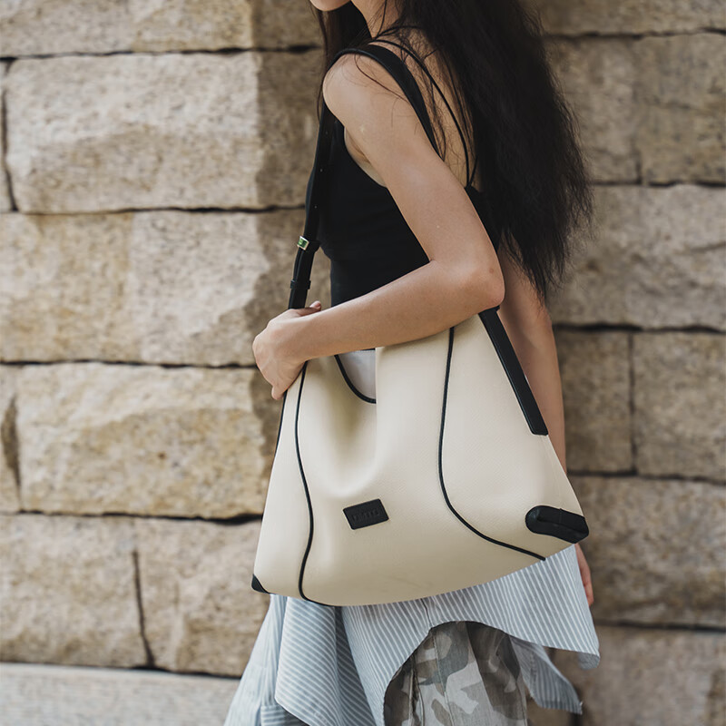 OMTO【张雅钦同款】燕麦软hobo包女大容量托特包通勤出游单肩斜挎包女 燕麦麸【小号】