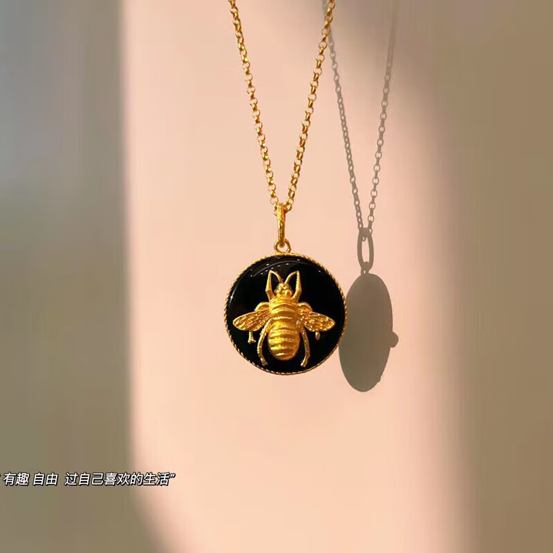 福韵礼小蜜蜂吊坠黄金圆牌项链女高级设计感小众足金锁骨链套情人节