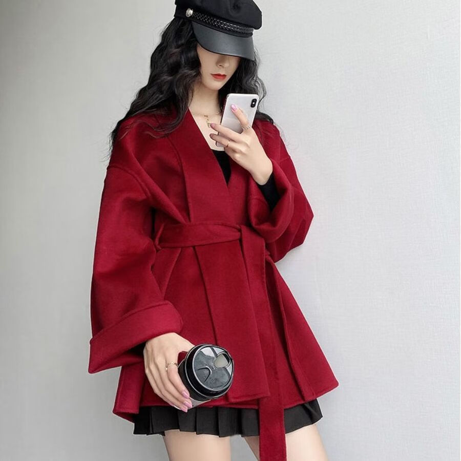 知特(zhite)本命年衣服女春秋季新款赫本风红色短款斗篷系带毛呢外套