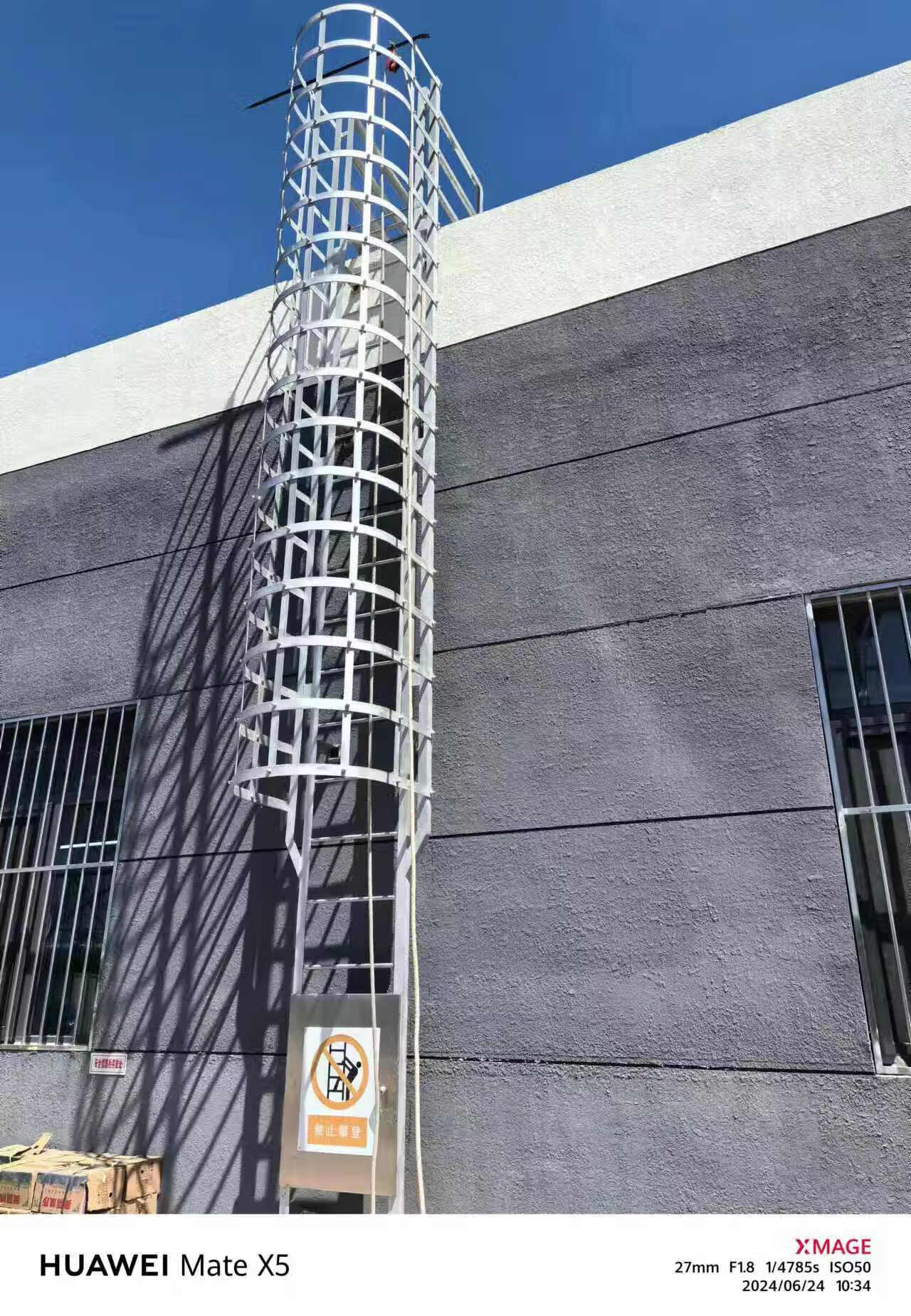 爬梯护笼基坑工地安全防护笼国标爬梯检修梯隧道深井直爬铁梯子 镀锌