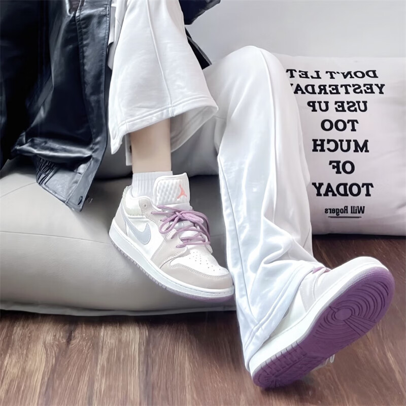 耐克（NIKE）Air Jordan 1 Low AJ1女款白粉莓果粉轻便舒适低帮休闲运动篮球鞋 FQ8094-100白棕 37.5