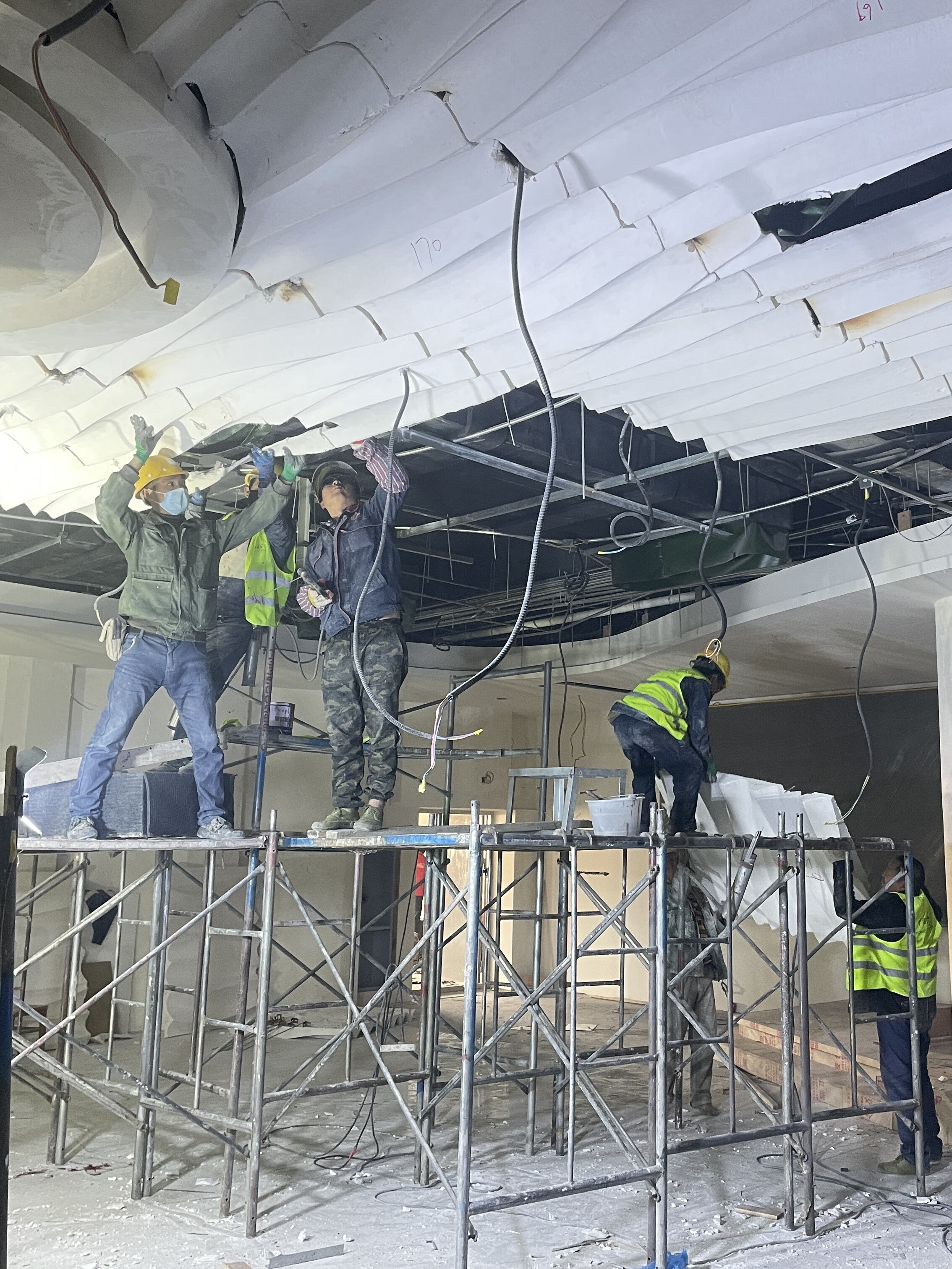 仁聚益成都室内定制grg石膏板材料吊顶及造型圆弧酒店吧台定制厂家