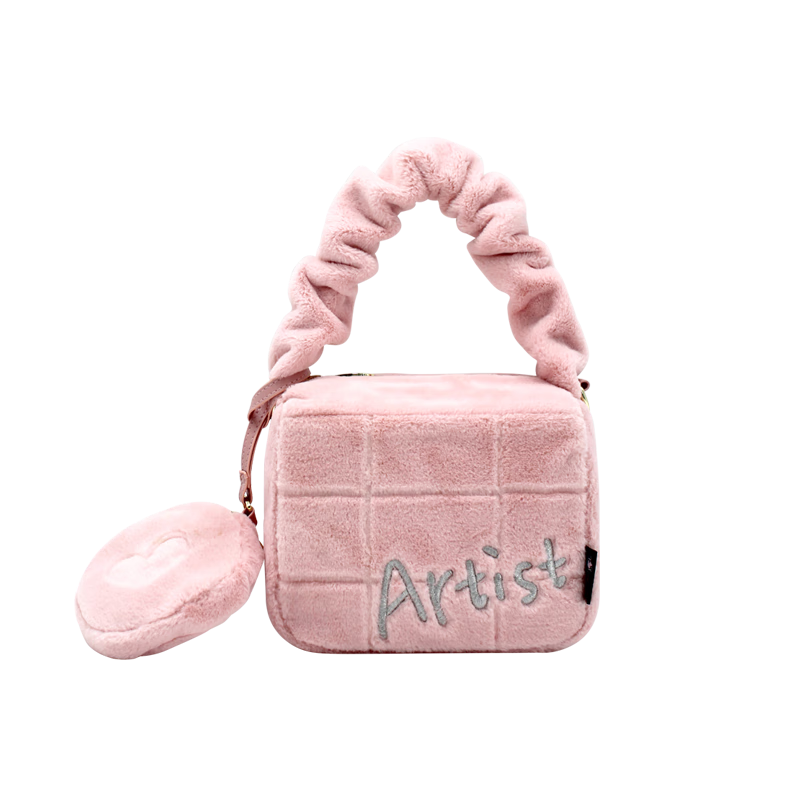 花間公主藝術(shù)家秋新款毛絨包包潮流刺繡小方包褶皺手提斜挎女包出游季 柔粉色