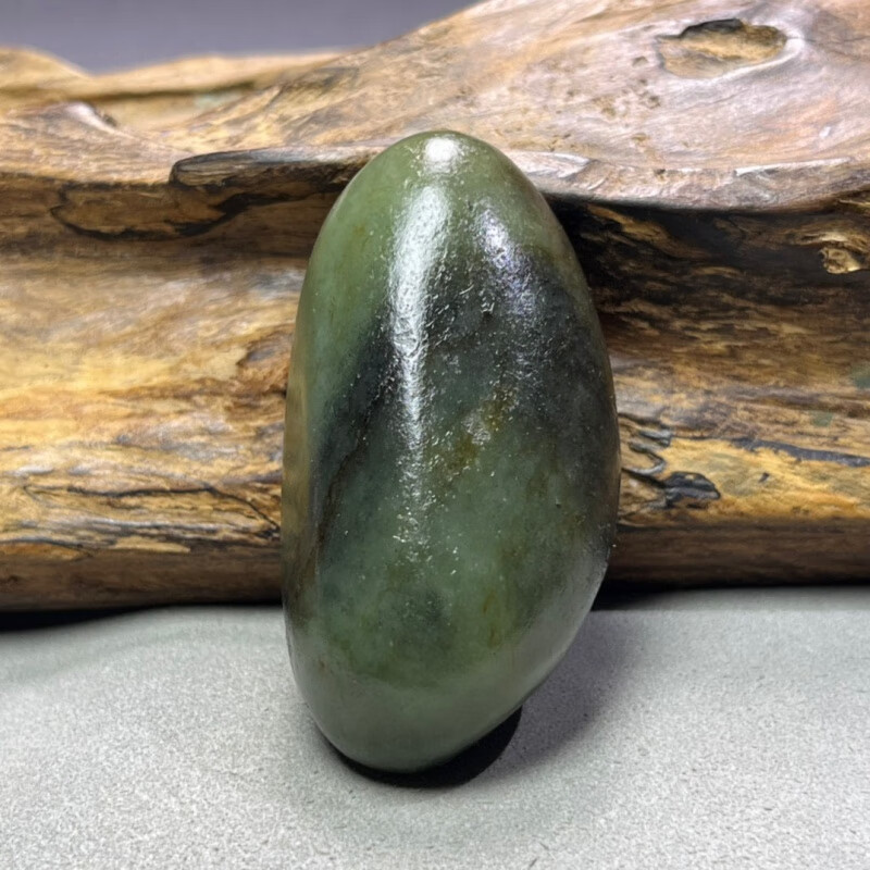 甘夏新疆和田玉糖皮特色橄榄绿籽料原石聚墨手把件