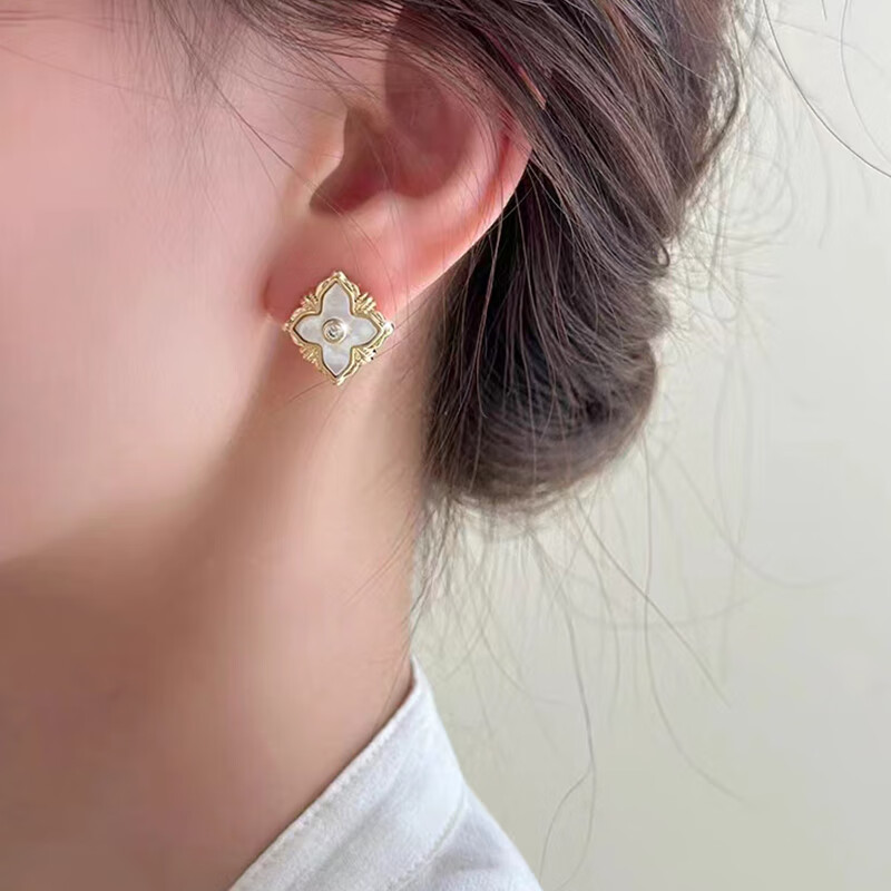 KRISTEN JUDI四叶草耳钉女银针贝母耳环金色气质小众高级感法式甜美通勤耳饰品 送女友老婆妈妈闺蜜生日圣诞礼物
