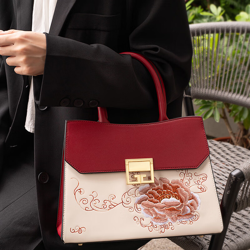 爱礼纪送妈妈生日礼物中年女士轻奢品牌手提包包女包刺绣大容量女包 款式2-精美礼盒套装