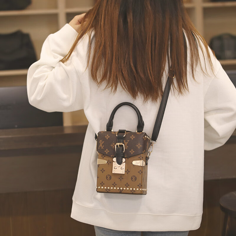 clolv kiss质感手机包包2024新款潮小众设计今年流行感百搭通勤斜挎