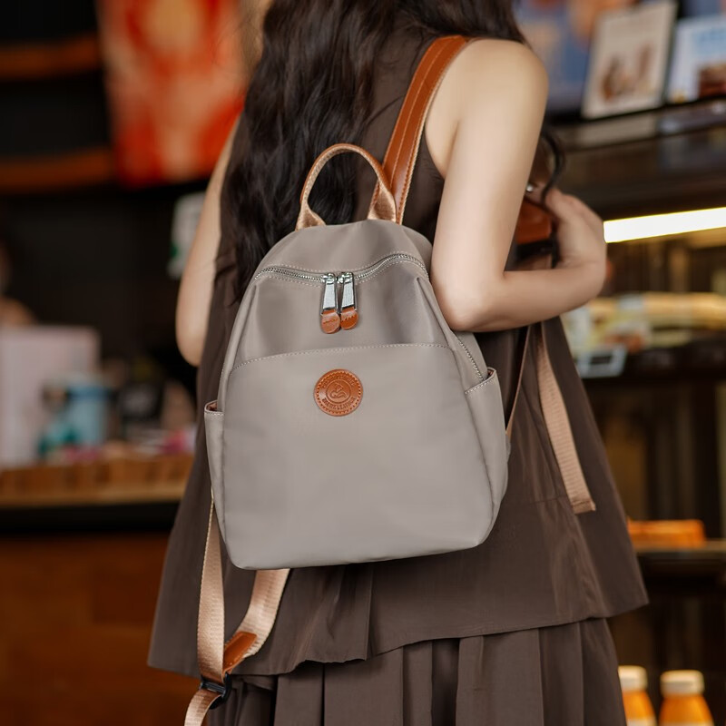 歌卡姿（GEKAZI）双肩包女新年七夕时尚牛津布轻便出游女士背包户外登山旅游包大小 杏灰色小号