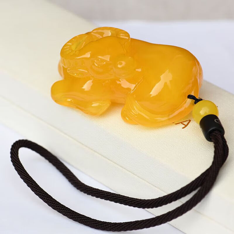 佐一生  zuoesen蜜蜡手把件俄料鸡油黄原石琥珀牛气冲天汽车摆件车挂