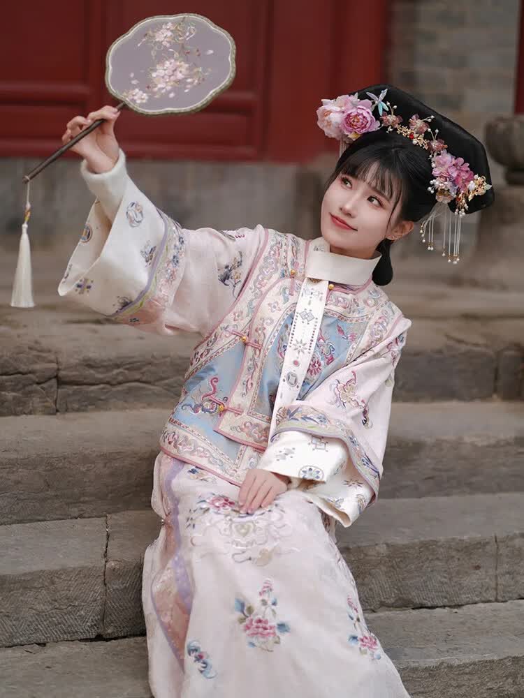 罗伊清朝服装女皇后清格服装满清旗装今年流行国风粉色提花马甲旗袍连