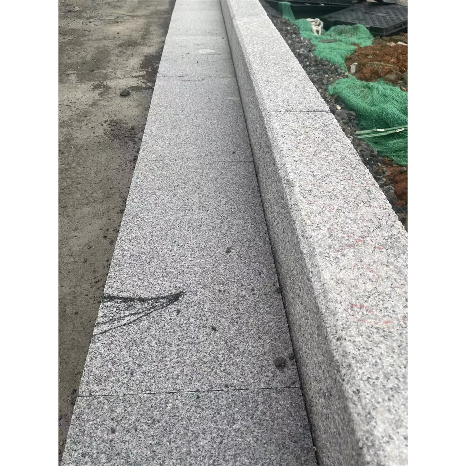顾致花岗岩路侧石黄金麻锈石芝麻黑白灰路沿石荔枝面火烧板园林沿石材