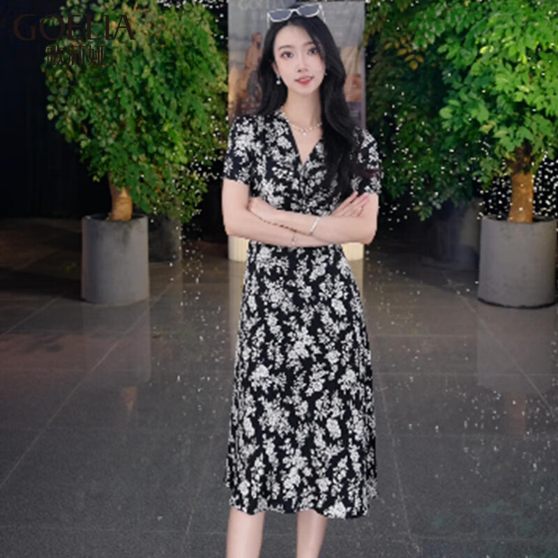 歌莉娅（GOELIA）歌莉娅 夏季新品  人丝人棉提花印花扭结连衣裙1E4L4K3R0 83D黑底米白山茶花印花 XXS
