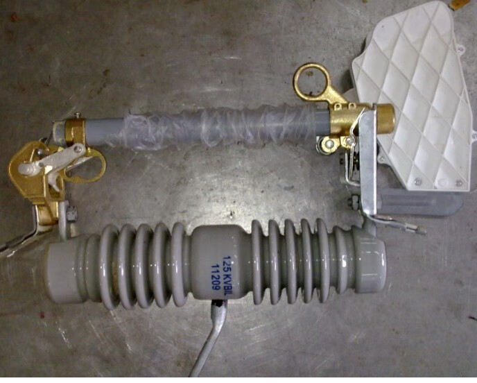 型跌落式熔斷器R-LBU-12 II帶滅弧