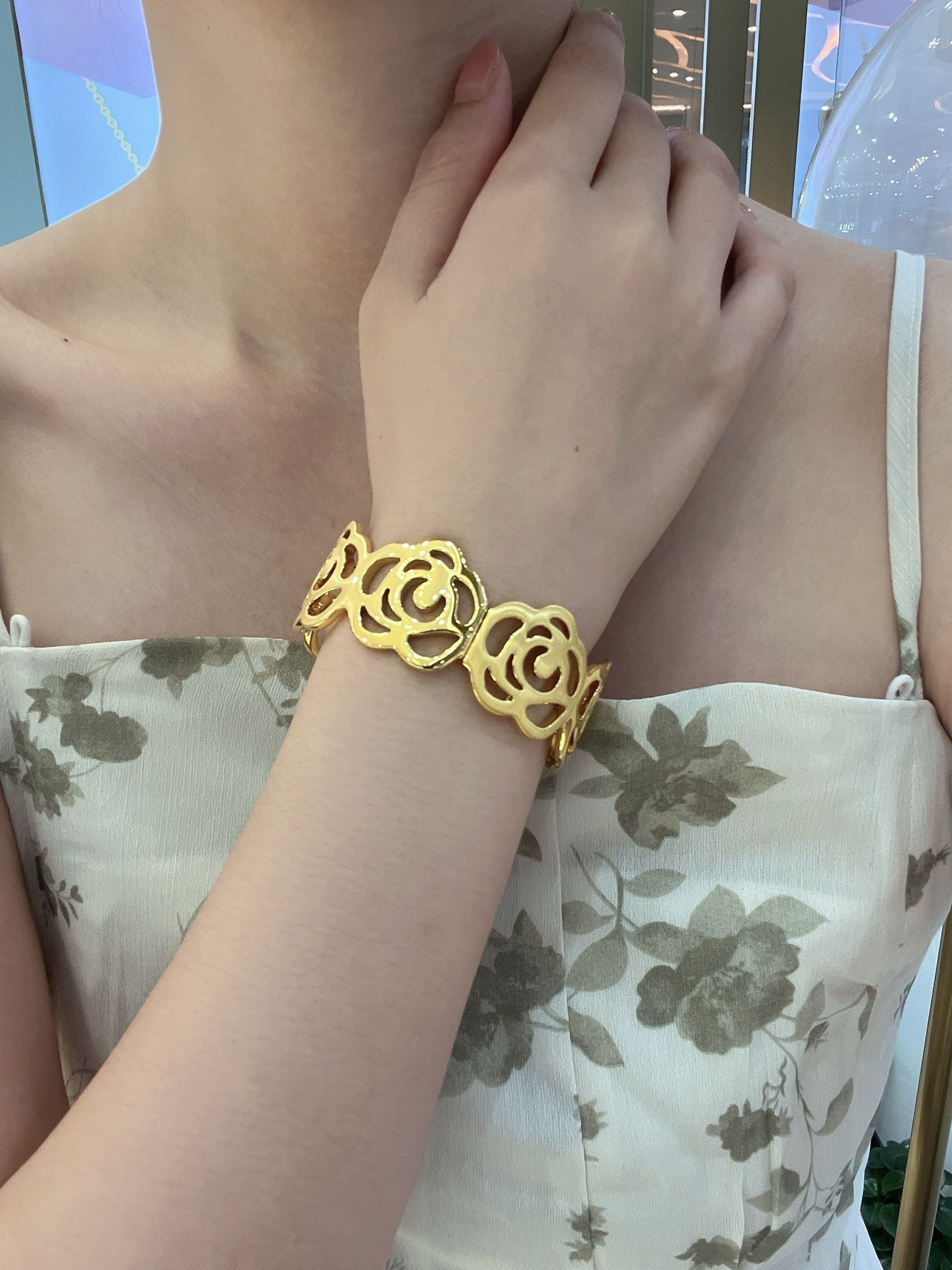 倍妙黄金山茶花手镯磨砂和亮面工艺混搭足金999 金重约25克 25g