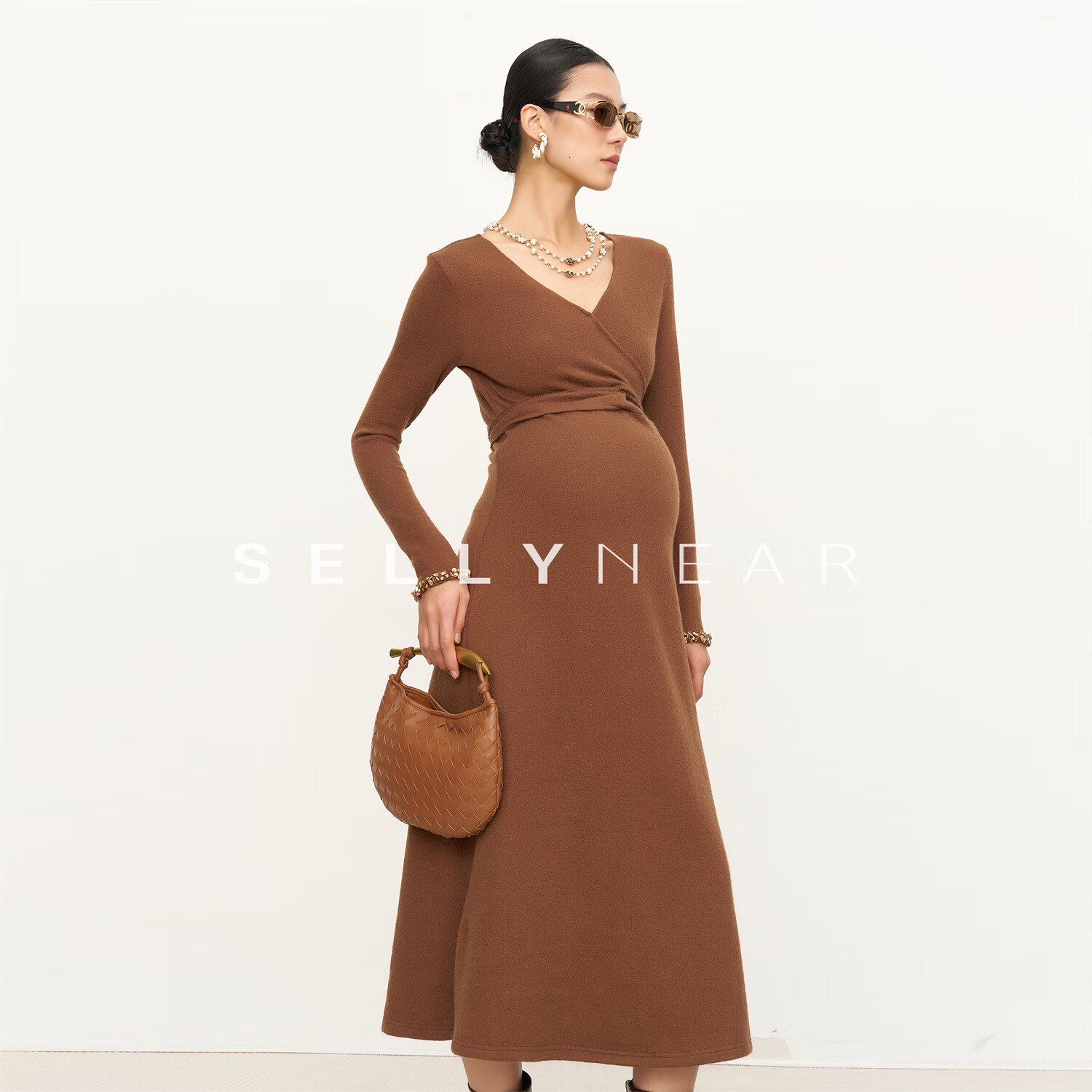 Sellynear孕妇装秋冬新款针织裙时尚法式优雅交叉钉珠连衣裙 马鞍棕 S