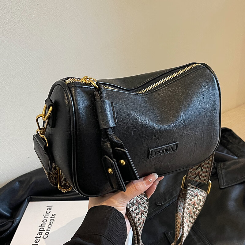 酷奇袋鼠今年流行波士顿包包四季复古2025七夕宽带斜挎包女百搭小包枕头包 黑色