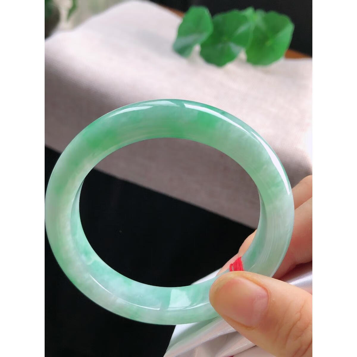 石宫匠57正圈天然缅甸细糯种满色白底飘绿翡翠玉手镯 57.4正圈