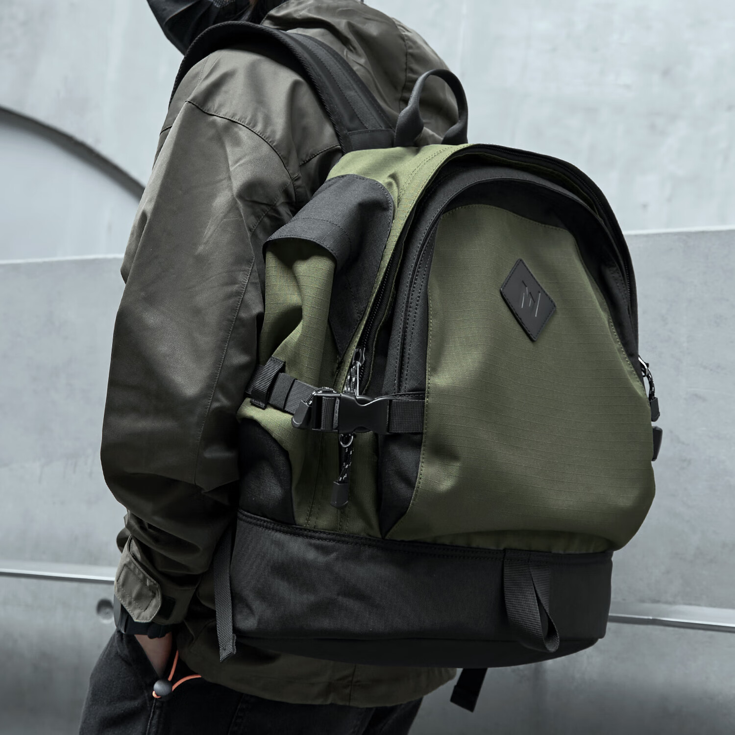 墨一大容量双肩包男士短途旅游行李包休闲轻便旅行包户外登山包 军