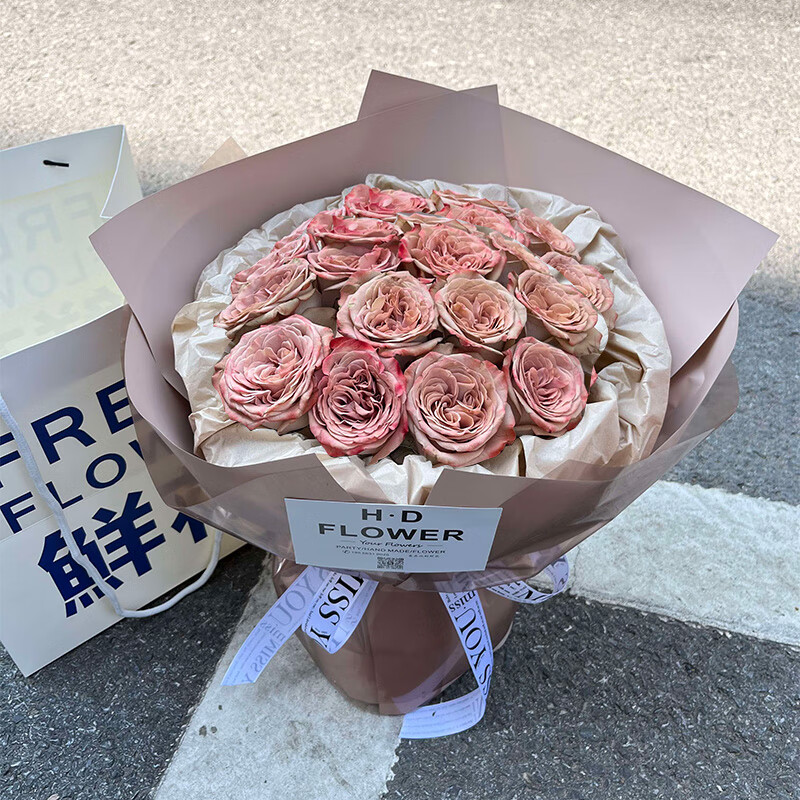 手提袋生日礼物送闺蜜女友老婆全国同城配送 19朵卡布奇诺玫瑰花束