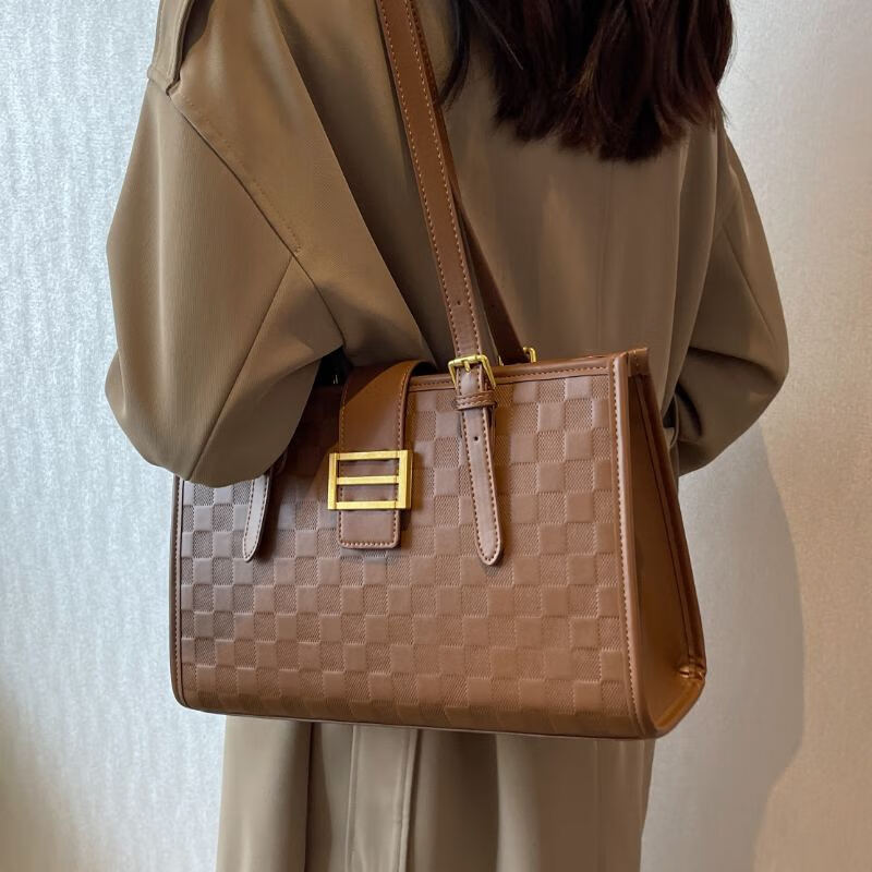 婕茵桐广州狮岭包包 大容量包包女2023今年流行感单肩包时尚百搭质 咖