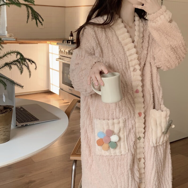 宝娜斯珊瑚绒睡衣女冬季加厚加绒卡通少女草莓小熊睡袍长款睡裙 小花睡袍-粉色 均码(适合80-160斤)