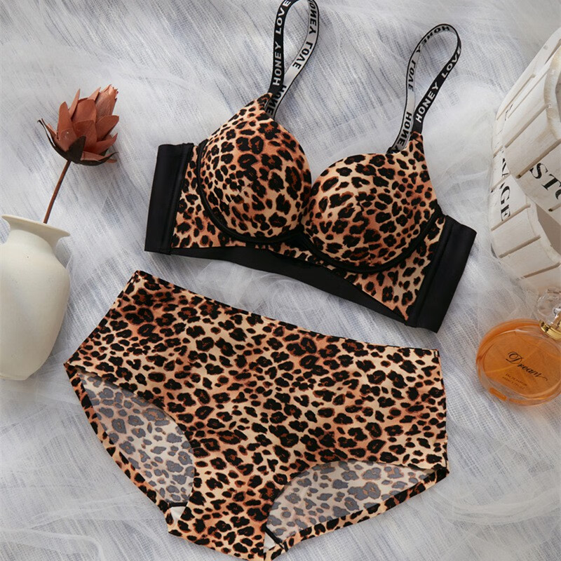 艾上他她新款简约光面小胸聚拢时尚字母肩带内衣文胸套装 豹纹套装