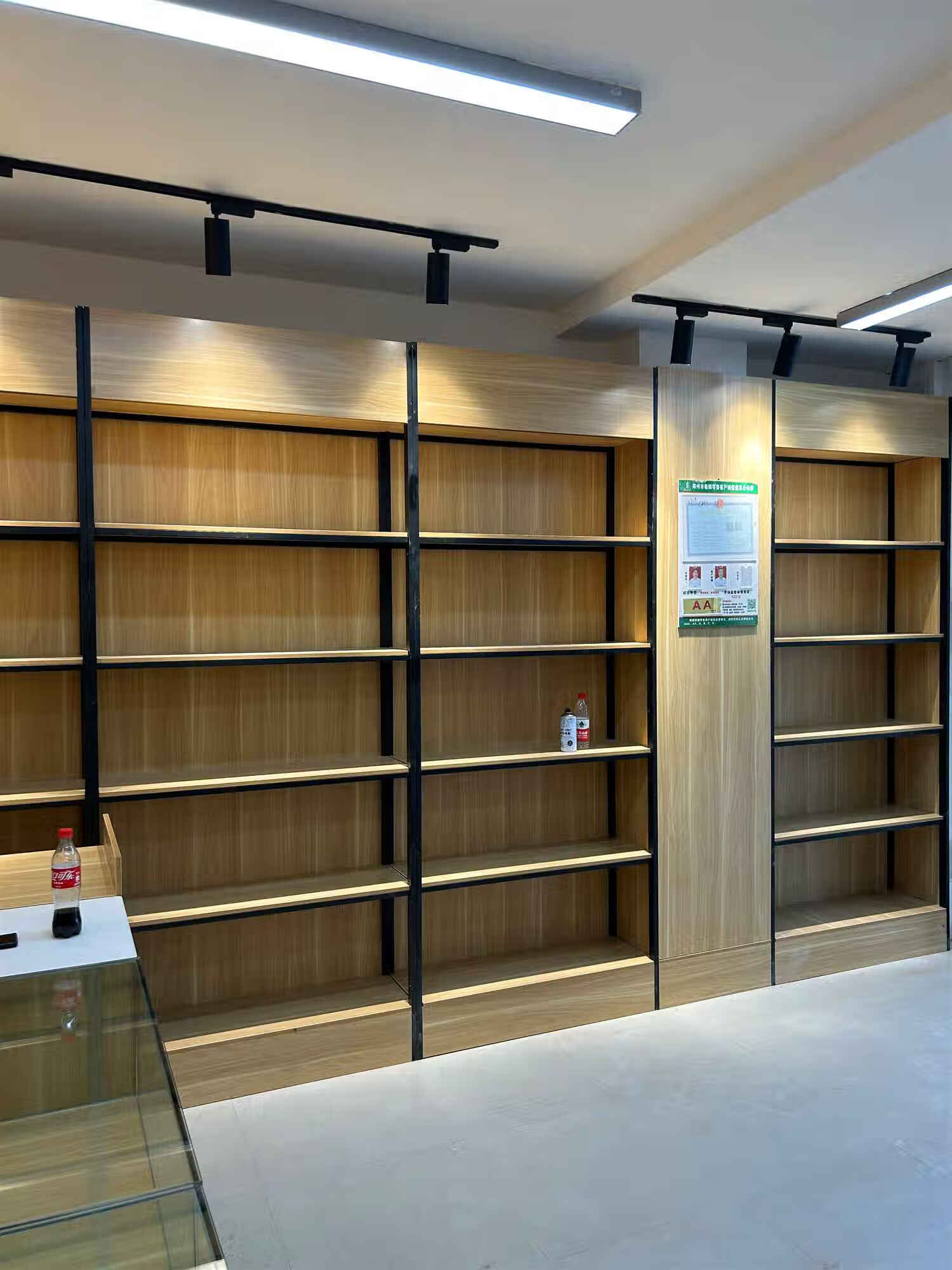 定制展示柜：商家提升品牌形象的不二之选