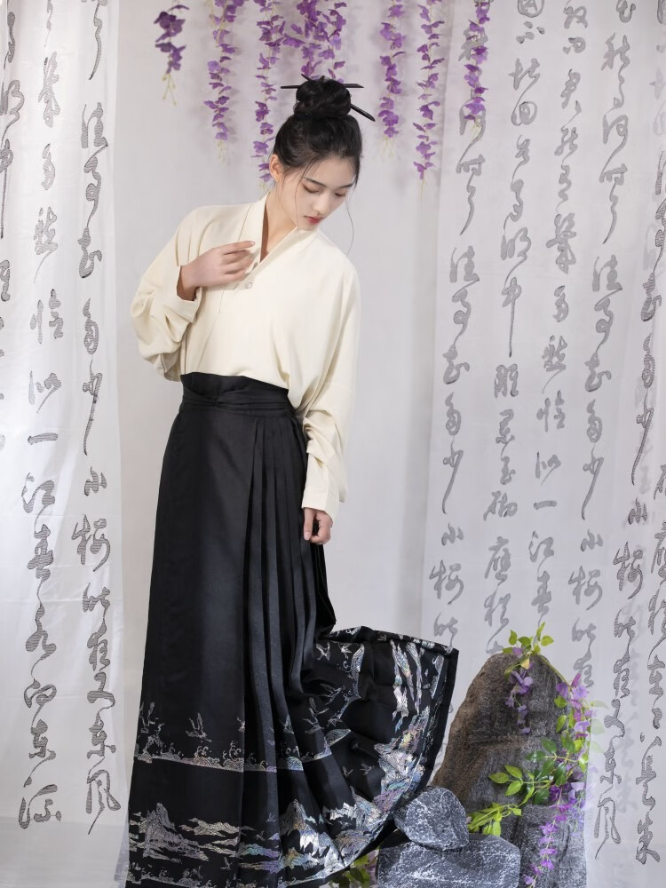 棉逸纪青青子衿原创汉服女新中式国风马面套装黑色仿螺钿幻彩马面日常