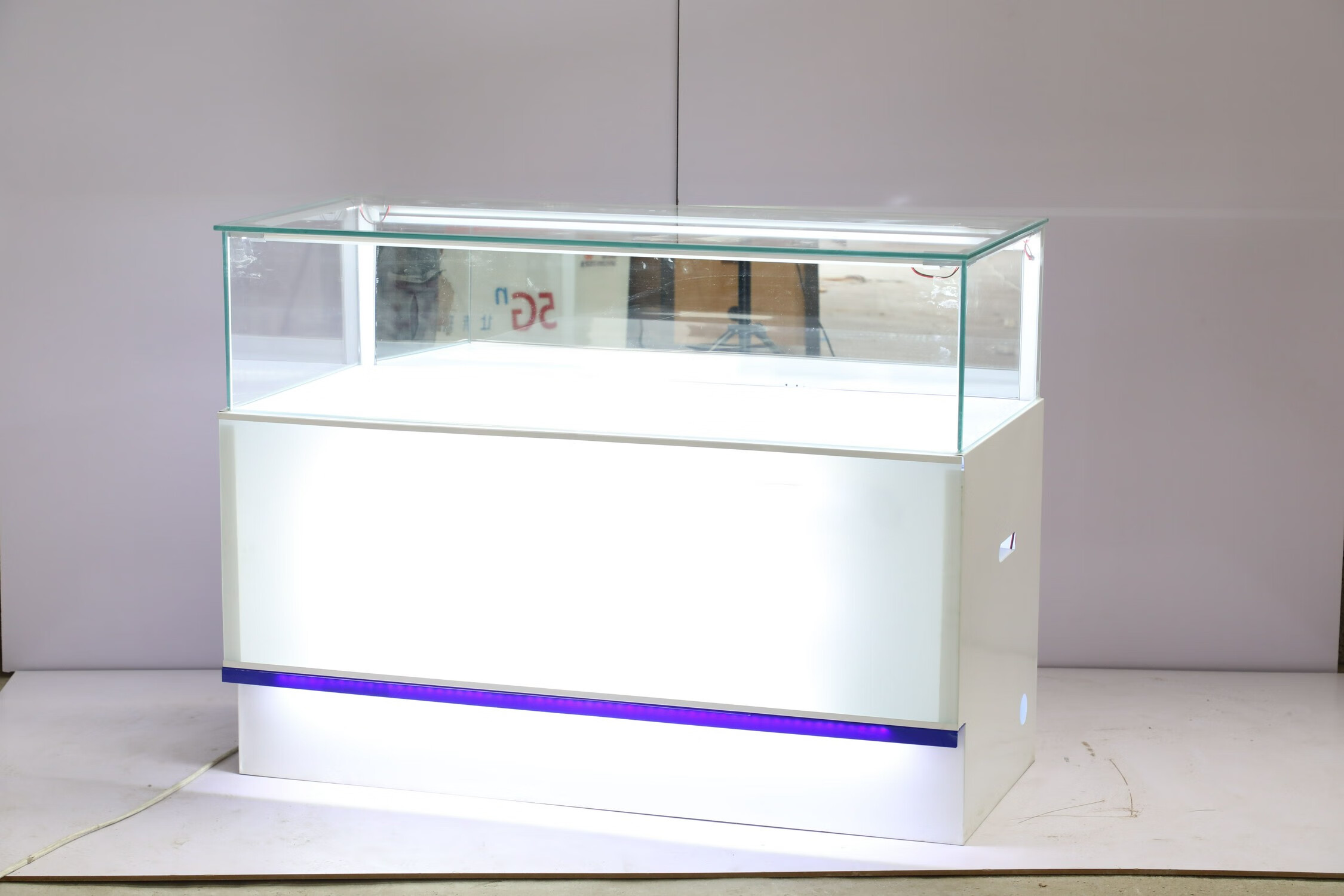 山頭林村手機(jī)柜臺新款商用體福彩珠寶產(chǎn)品店鋪銷售定制轉(zhuǎn)角靠墻玻璃展示柜 01.新款柜鐵后開門 居中放logo