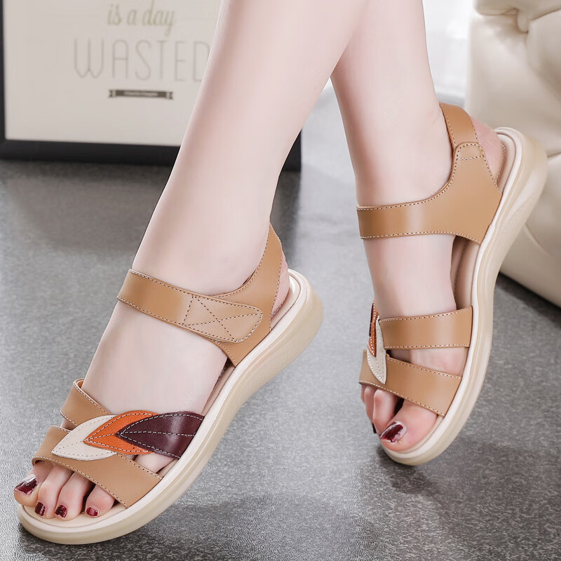 品牌真皮女凉鞋2024夏季新款中老年妈妈isn潮外穿百搭底平跟女 卡其色