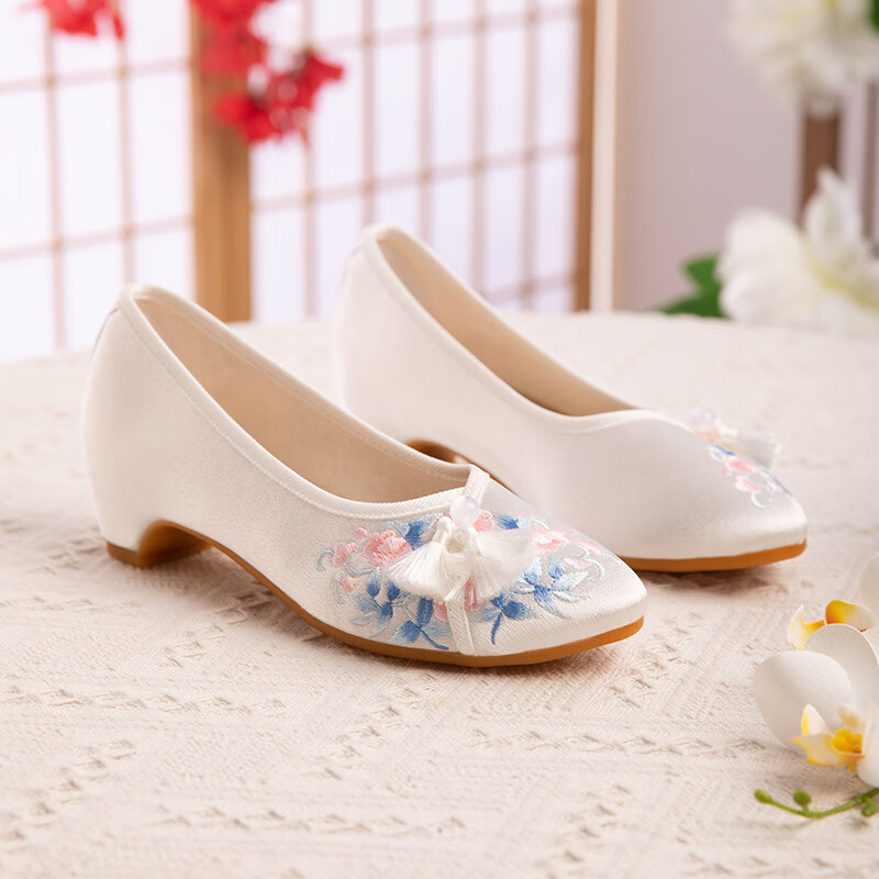 卡维妲傲晴2024春季新款式风缎面绣花鞋复古低跟尖头旗袍鞋老北京布鞋