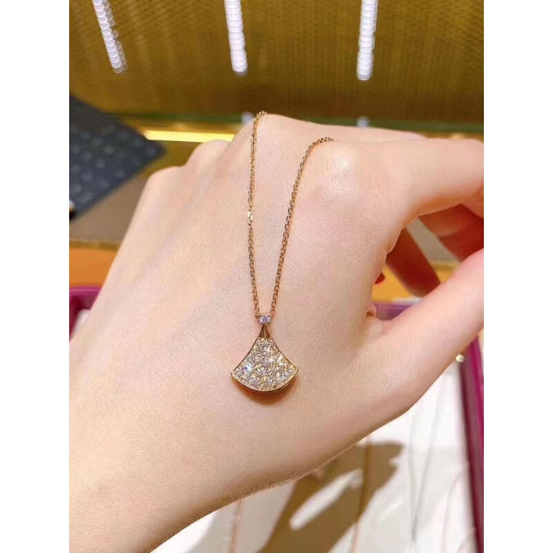 泽彩小裙子项链18k金满钻18K玫瑰金女 白贝母红玉髓扇子锁 玫瑰金
