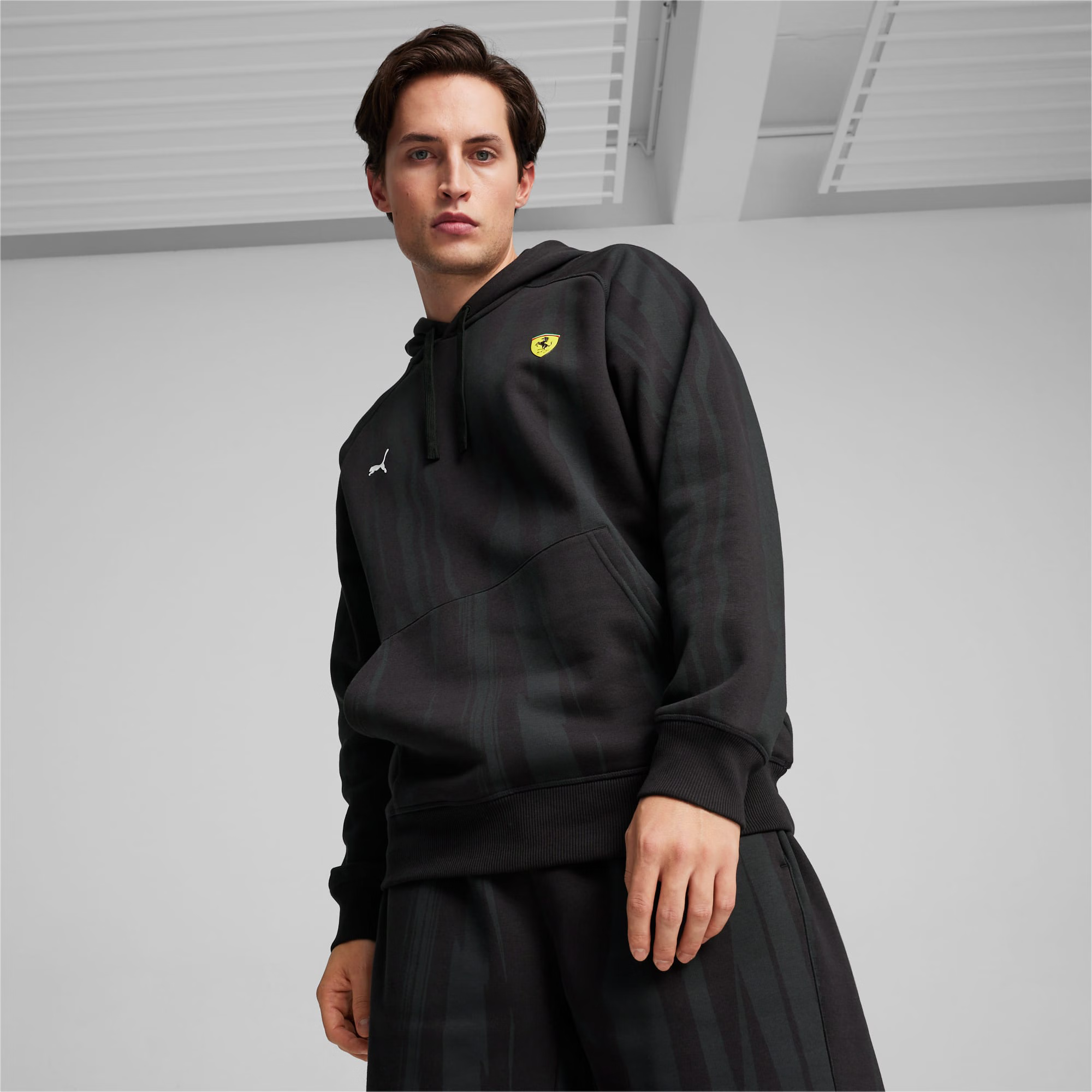 彪马(puma)男士运动卫衣 法拉利联名徽标舒适透气时尚休闲连帽套头衫