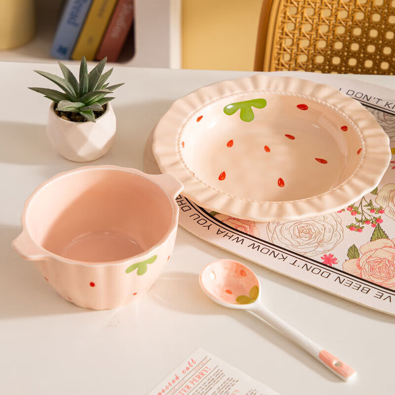 京喜指数少女心草莓双耳碗勺加厚汤碗沙拉碗饭碗家用碗高颜值 浅粉草莓（双耳碗+草帽盘+勺子） 3件套