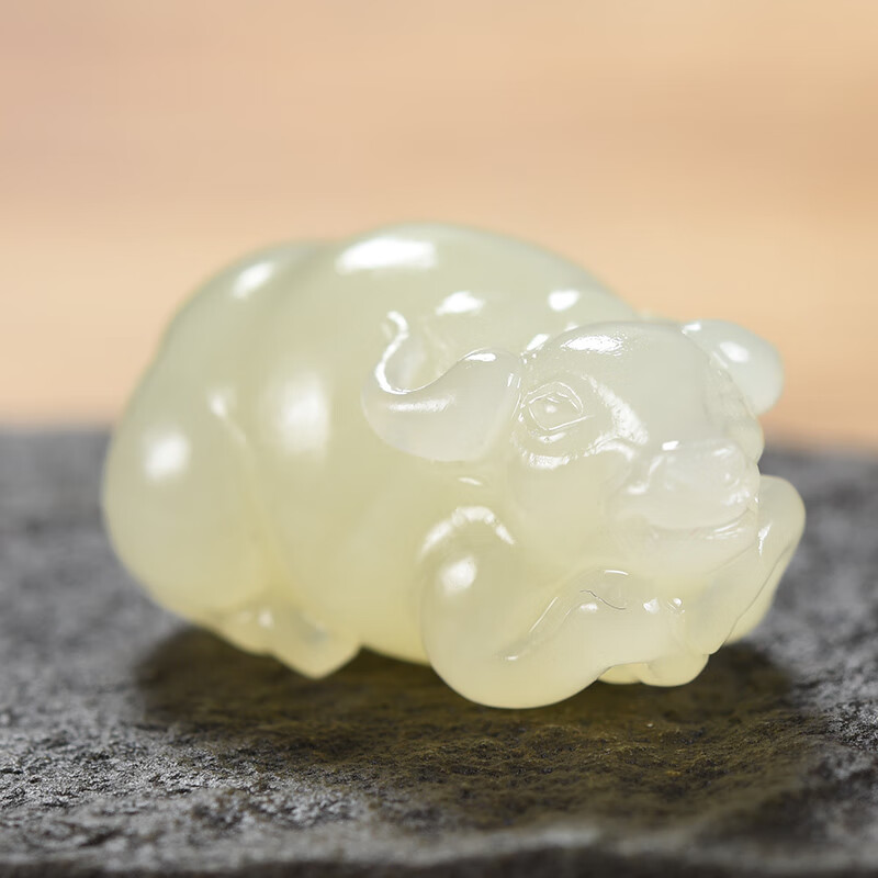 西域孤品 玉雕大师 新疆和田玉生肖牛运吊坠6克发财运通挂件 油润细腻