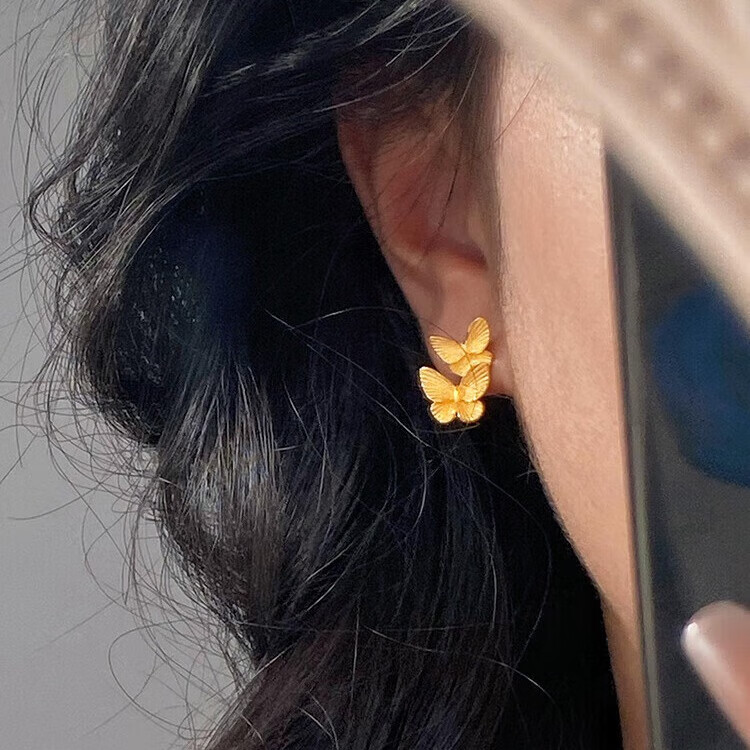 黄金蝴蝶耳钉金重约2克