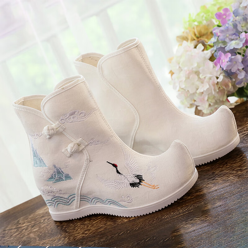 高跟绣花靴女夏季翘头古装短靴内增高汉服靴中短筒黑布靴皂靴白色