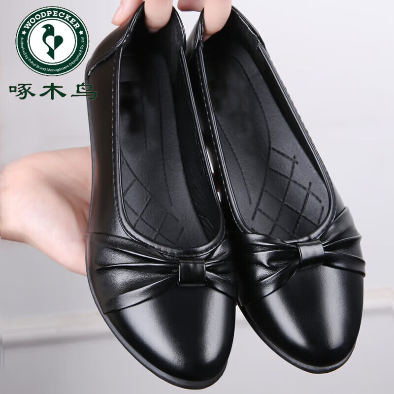 啄木鸟妈妈鞋春季单鞋女士坡跟休闲工作鞋黑色软底跳舞鞋中年防滑皮鞋