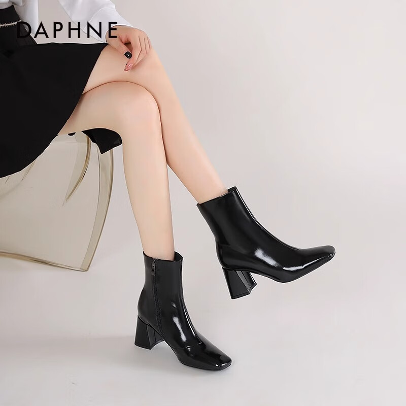 达芙妮高跟靴子女2025秋冬新款白色靴子英伦风气质短靴百搭瘦瘦靴QJ1 亮黑色 【6.5cm 新式马蹄跟】 36