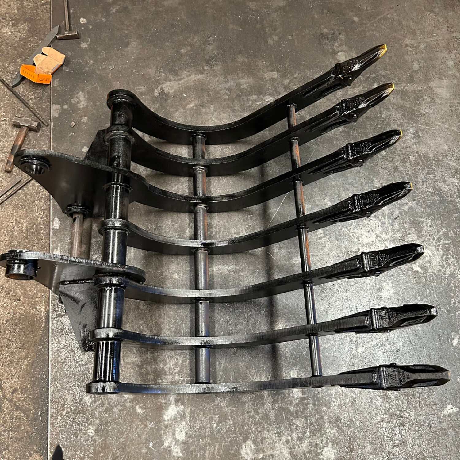 贝叶斯挖掘机耙子翻地松土钢耙叉子弧形弯挖机搂石头挖药材分类垃圾